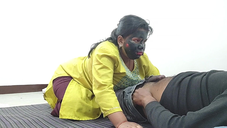 Niharika Thakur: La Moglie Indiana Scopa Dopo Aver Usato La Maschera in...