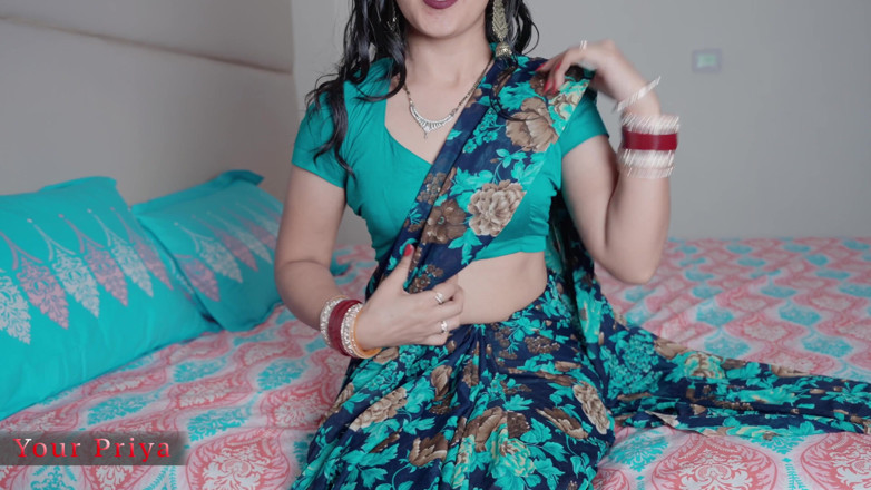 Your Priya: Une bhabhi desi sexy se doigte et se fait vibrer...