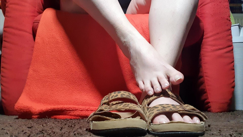 Dirty Jade: Leopar terliklerle ayaklarıma sıçrama