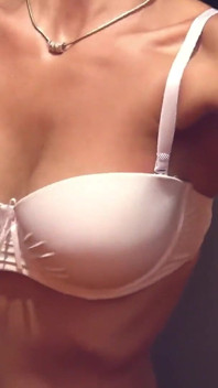 Awek desi seksi melancap dan memancut mani di bilik air