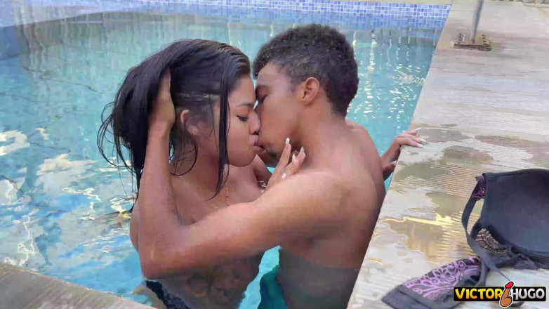 VictorHugo: Mujer casada con un hombre con una gran polla