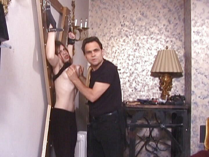 Vintage Fetish: Matură sexy țipă în timp ce țâțele sunt strânse tare în timp ce este...