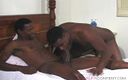 Gay show: İki büyük zenci yarağı eşcinsel adam yatakta birbirlerini memnun etmenin...