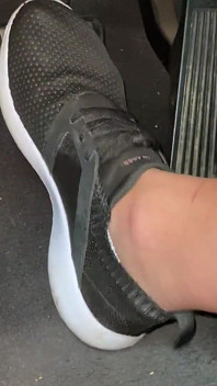 Pompage De Pédales Dans Des Chaussures De Tennis Par Les Pieds Ivys