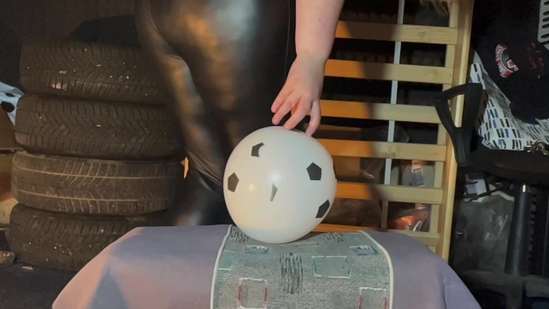 BeachBallsDuo: Küçük balonlar ağır vücutlarımızın altında yağlanıyor!