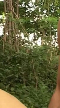 Morena cachonda es follada por dos chicos al aire libre
