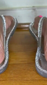 Stiefmoeder speelt met haar teenslippers op haar voeten