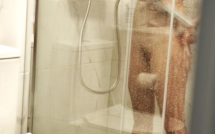 Glenn studios: Påkommen med att onanerar i duschen