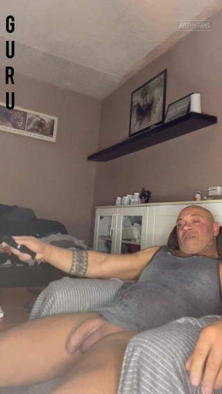 Mr. Guru: Mastürbasyon yaptıktan sonra konuşuyor. Mr Guru Bodybuilder evde