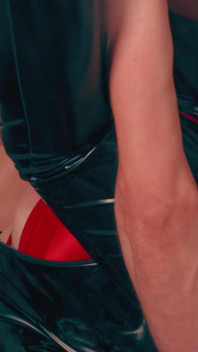 Kleidung abreißen und grober fick in einer haarigen muschi, Gesichtsbesamung. MilF mit dickem arsch in glänzendem schwarzem pvc-catsuit wie eine schlampe benutzt