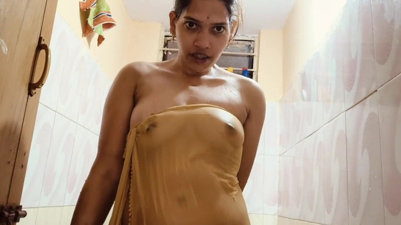 Madhu bhabhi: Natural Village House Wife Nude Bathing Video
