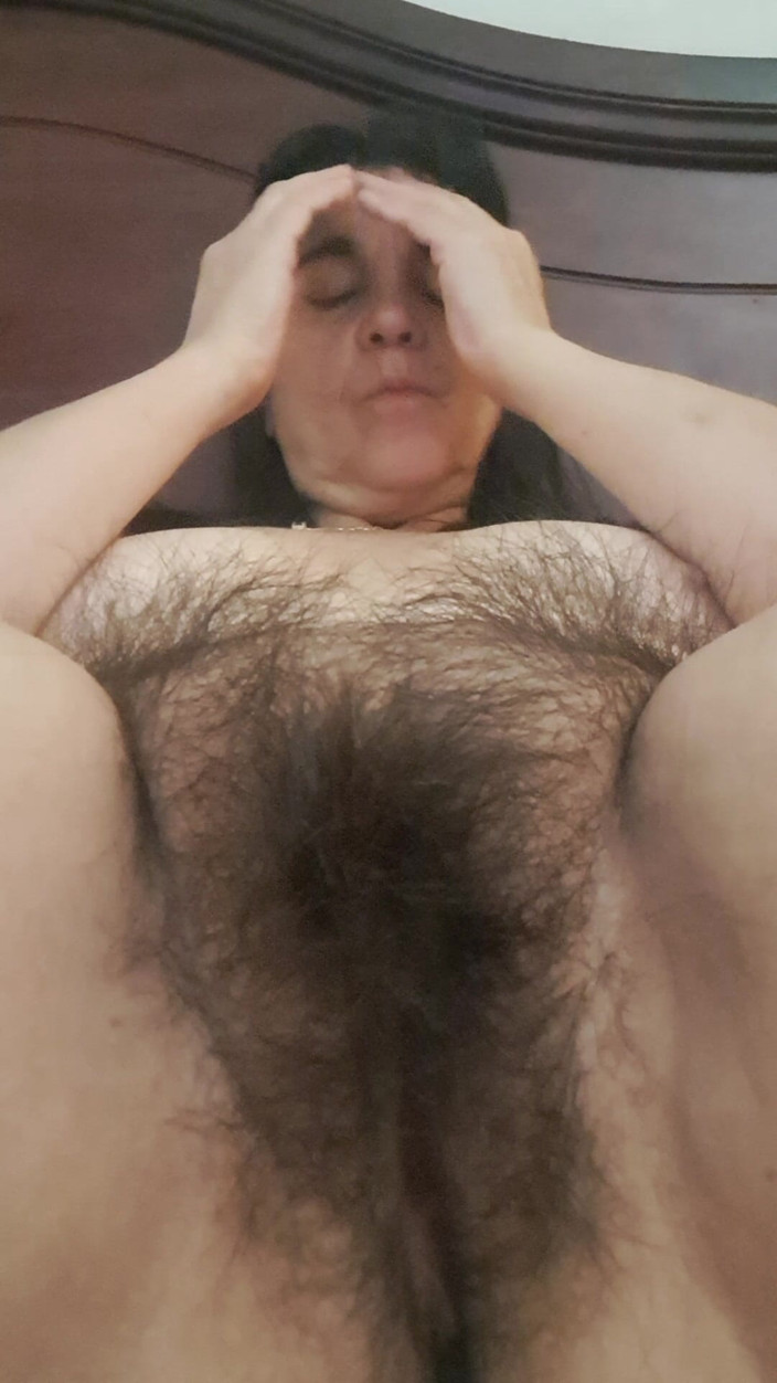 Mommy big hairy pussy: Мачуха мастурбує свій клітор, мокра пизда