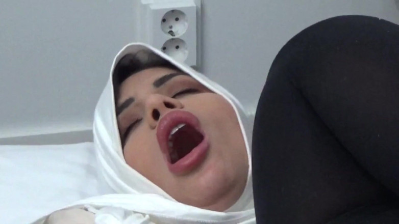 Amateur Homemade Porn: Mijn sexy Arabische stiefmoeder masturbeert voor me dat ze zo...
