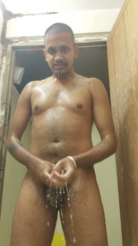 Un Indien prend une douche