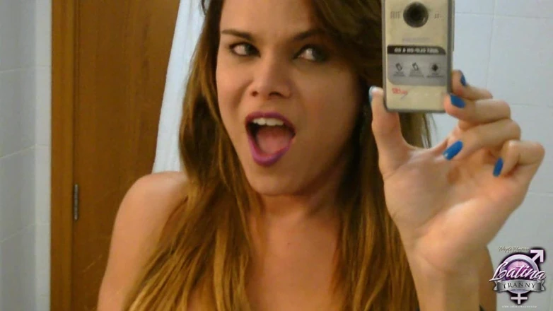 Nikki Montero lesbian life: Порнозвезда-транс Hilda Brazil, селфи-видео на зеркало в моем гостиничном номере