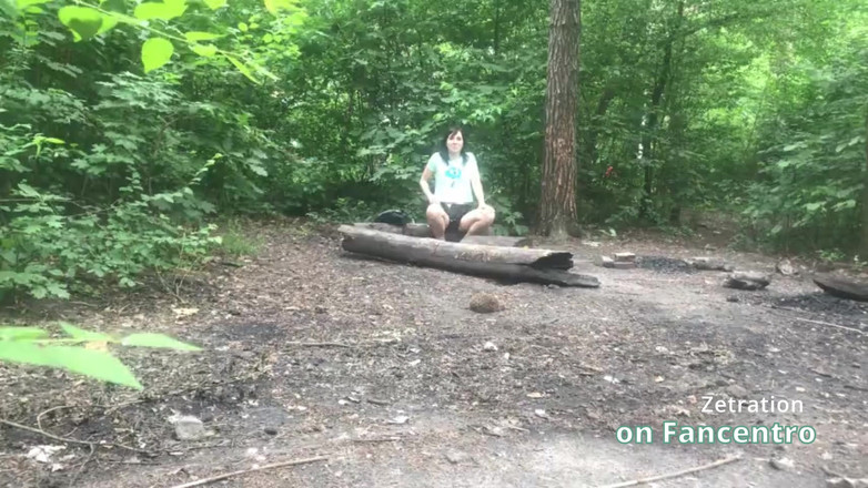 Zetration: वह जंगल में अपनी चूत को प्यारी काले बाल वाली चोदने लायक मम्मी को खुश कर रही है, और मैं चुपके से उसे देख रहा हूं!