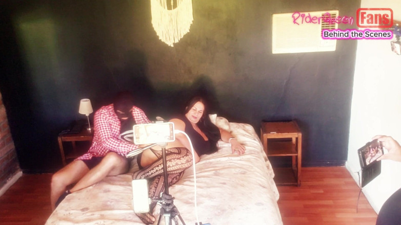 Riderqueen: Vídeos para Fãs, Bastidores.