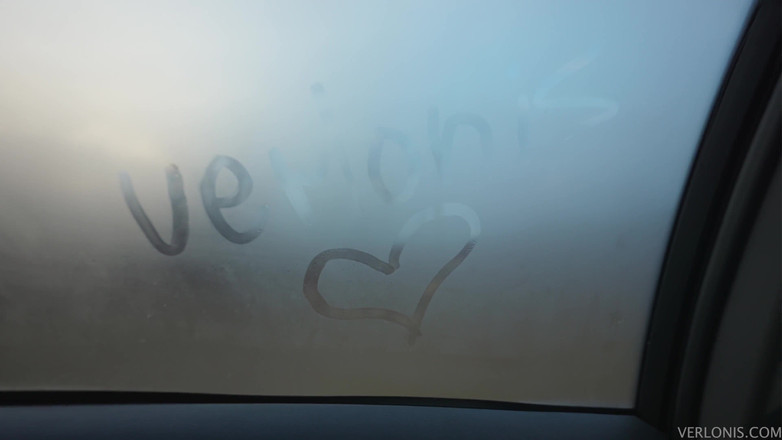 Verlonis: Anh ấy lái tôi trong bộ đồng phục đại học của tôi vào...