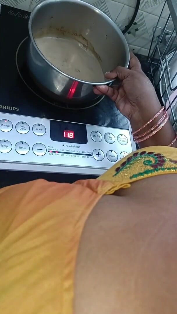 Luxmi Wife: Făcând ceai în bluză sexy