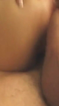 Ahegao Tgirl hladí pulzujícího ptáka unikající precum všude