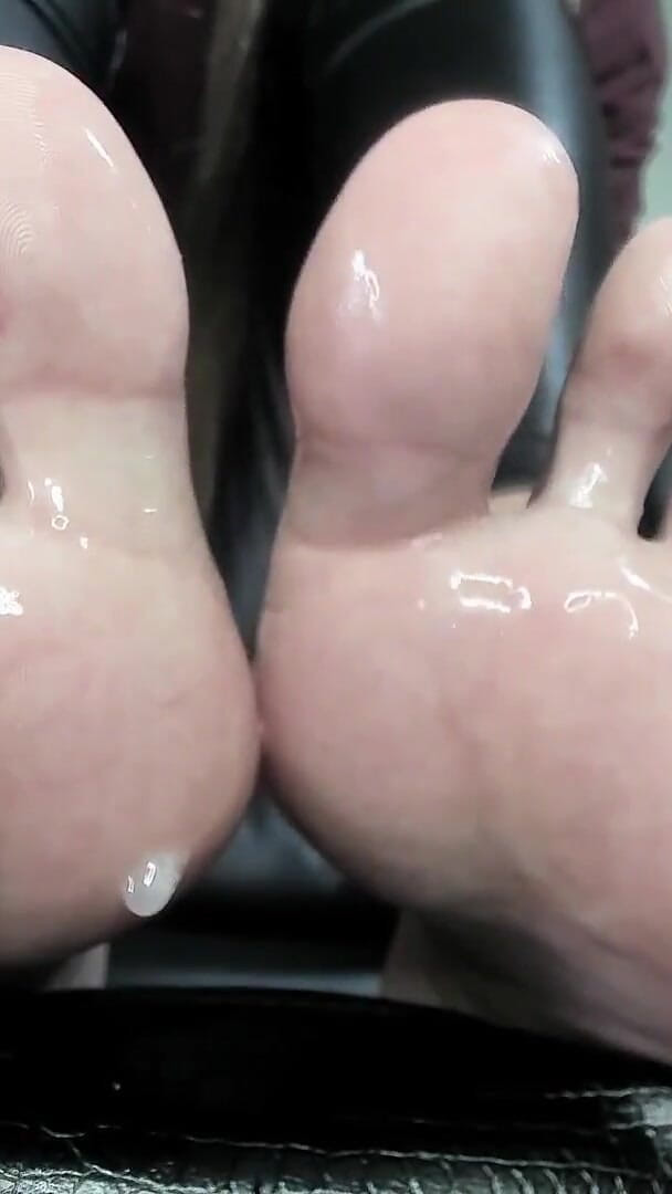 Feet lady: Scuipă pe degetele negre