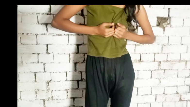Shivanibaby: Saya meletakkan batang saya ke dalam pantat awek dara, dia...