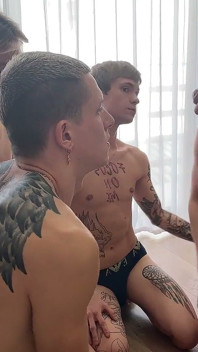 Sıkı twink götlerini siktiği bir grup seks partisine son oldu bölüm 1