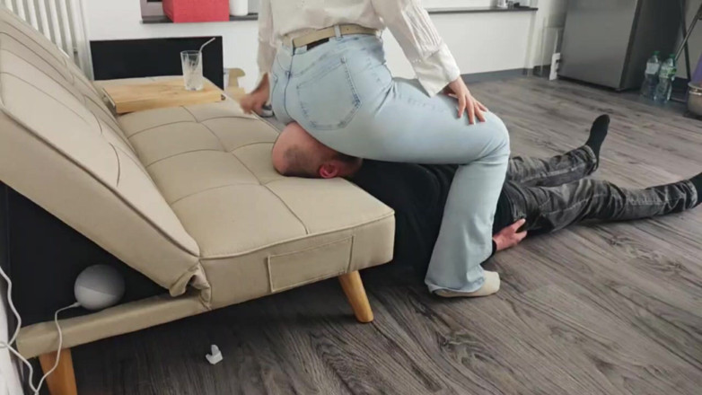 Lizzy Crush: Big Jeans Booty Facesitting - Không thoát