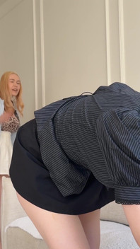 La Matrigna Insegna Alla Figlia Dell'amica Come Sborrare Usando Il Suo Dildo!