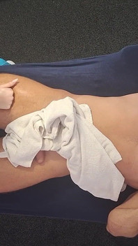 Weibliche Hände arbeiten tief an seinem körper, die vögel aus der sicht des fitnessstudios