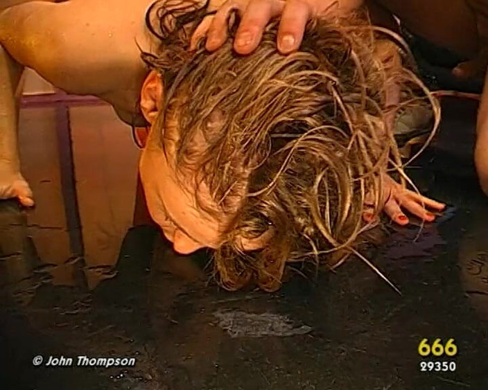 GGG John Thompson Classic Retro: Ggg - curvă blondă care se pișă adânc în gât și este udată