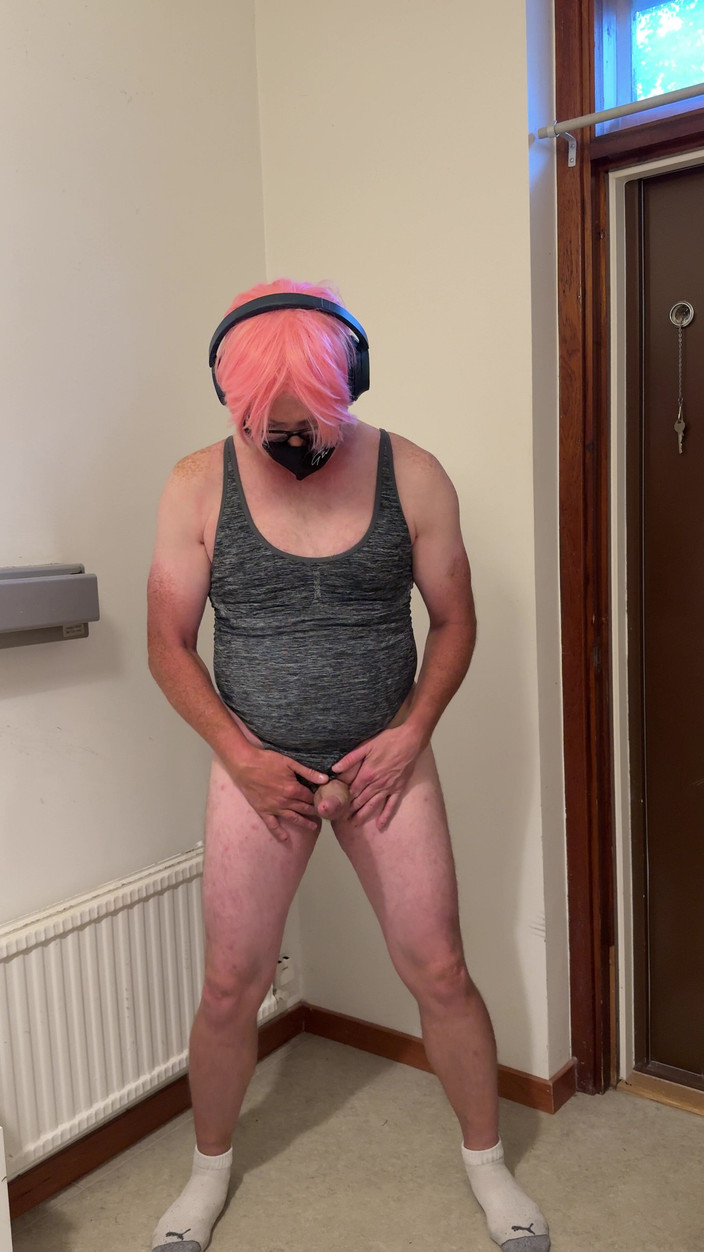 Julia Trans: Trany шлепает задницу, яйца, мастурбирует и кончает для папочки