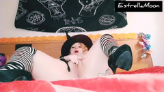 Estrella Steam: Čarodějnice se dotýká její kundičky na vysokých podpatcích