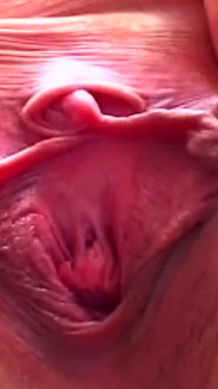 O curvă matură umple un vibrator adânc în pizda picurătoare pe scări