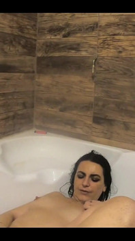 Tante nakal lagi asik mainin memeknya sampai orgasme di bak mandi di rumah sambil merokok 156-