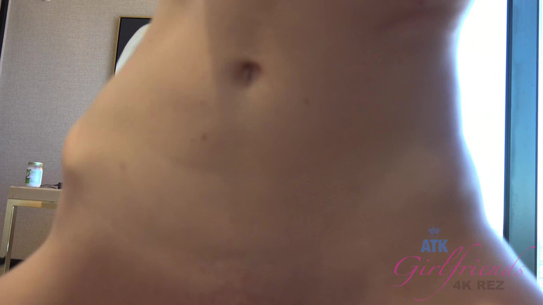 ATK Girlfriends: Wow, jej cycki wyglądają niesamowicie, gdy zdejmuje czerwony stanik