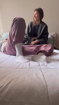 İki lezbiyenin fetişleriyle eğlencesinin derlenmesi