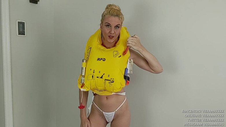 VieraMayXXX: Áo phao khẩn cấp phồng lên- bikini