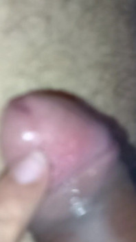 Je sors ma bite de mon short et joue avec son prépuce et son pré-éjac