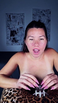 Cudnost Asmr šeptá