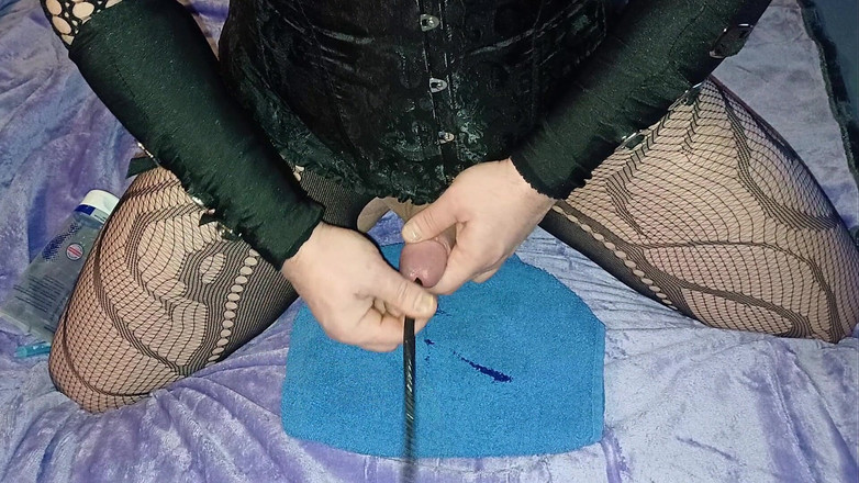 MisstressLeo: Leo sissy si masturba con vibratore e dilatatore