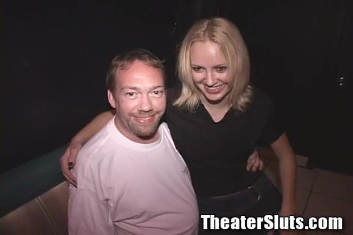 Theater Sluts: Une blonde blonde se fait baiser dans un gangfuck dans...