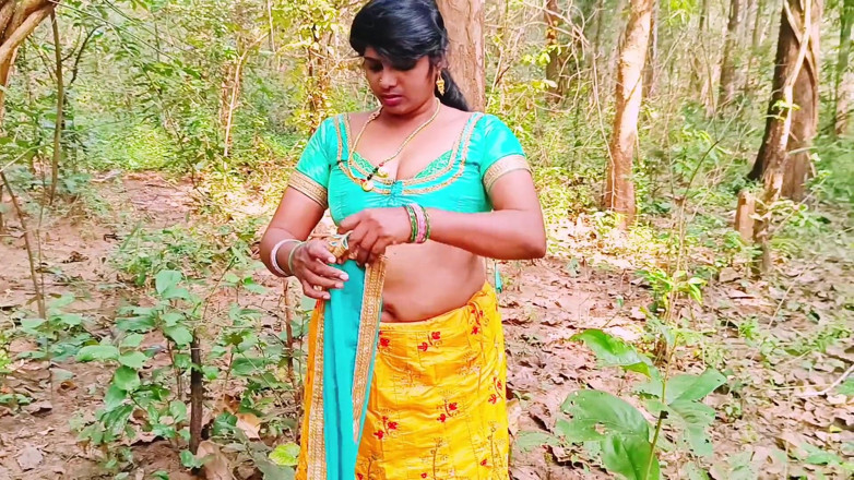 Telugu honey lips: Venkovní sex v lese. Desi Bhabi šuká manželova malého velkého čůráka. Telugské...