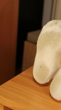 Schmutzige weiße socken & alte turnschuhe - echtes schuhspiel