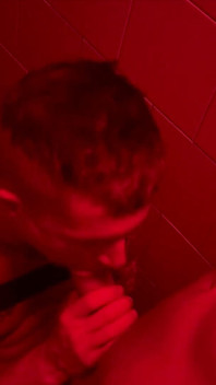 Ochranka klubu mi pomohla dostat se dovnitř, ale musel jsem se mu dát na záchodě - tvrdé šukání zadku