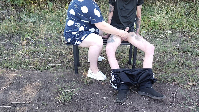 Zona901: Uma namorada em um parque masturba meu pau até eu...