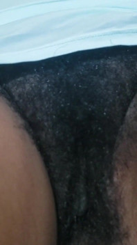 Madrasta provocando com lingerie quente, buceta peluda close-up