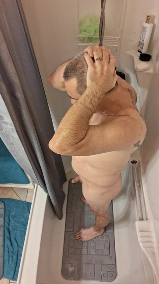 DubeSnackes: Dubesnackes, zamanı gösteriyor ve sabunlanıyor ve seksi vücudunu ovuyor.