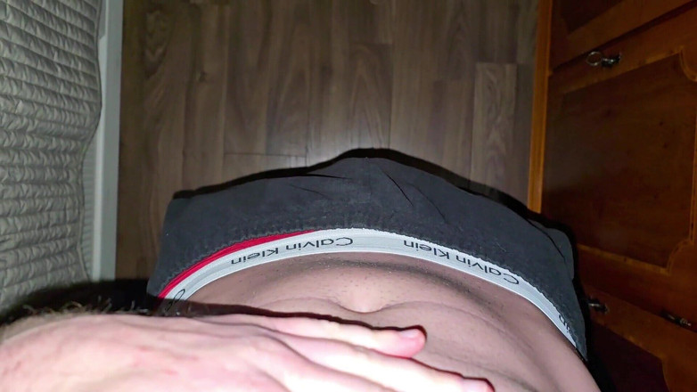 PhantomGentX: Voix allemande, grognements profonds, boxeur rouge fourré, bite bien dure,...