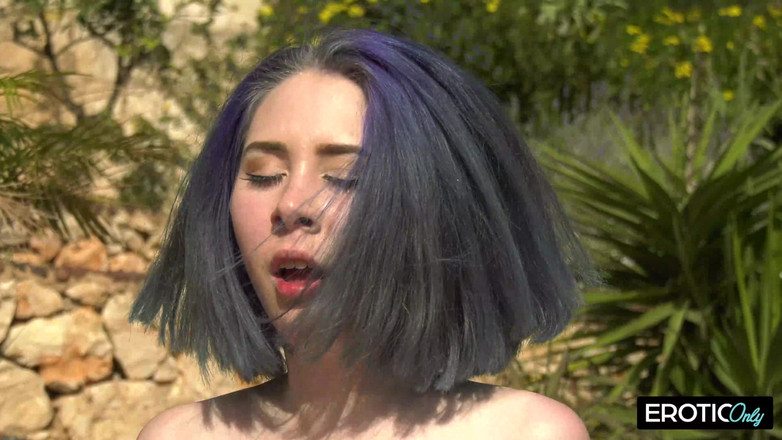 ONLYFREAKSX: プールでの美しい一日、太陽の下でファックするティーンにぴったり